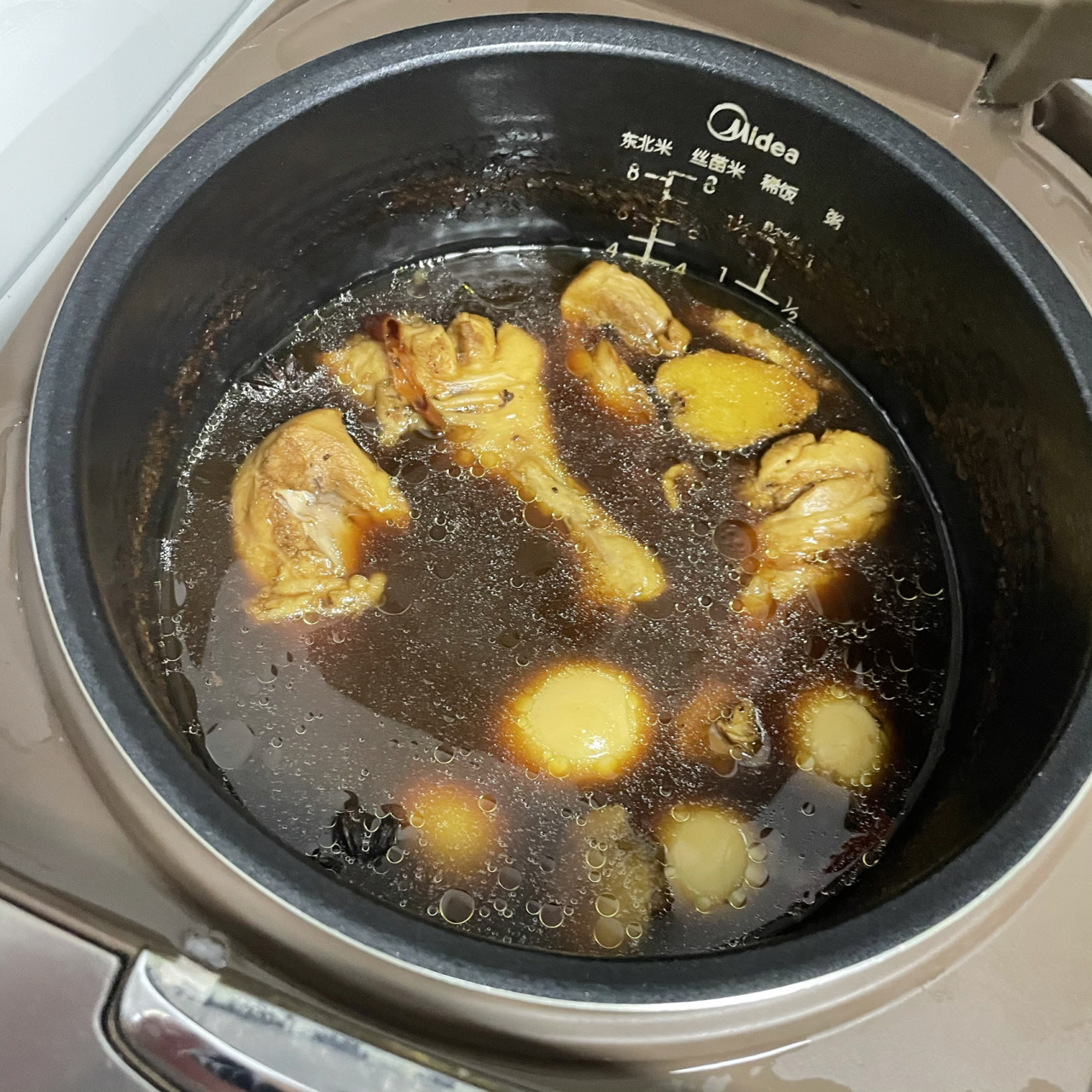 懒人做饭之 95电饭煲卤鸡腿 之前照着做的椒盐琵琶腿吃腻了 准备换