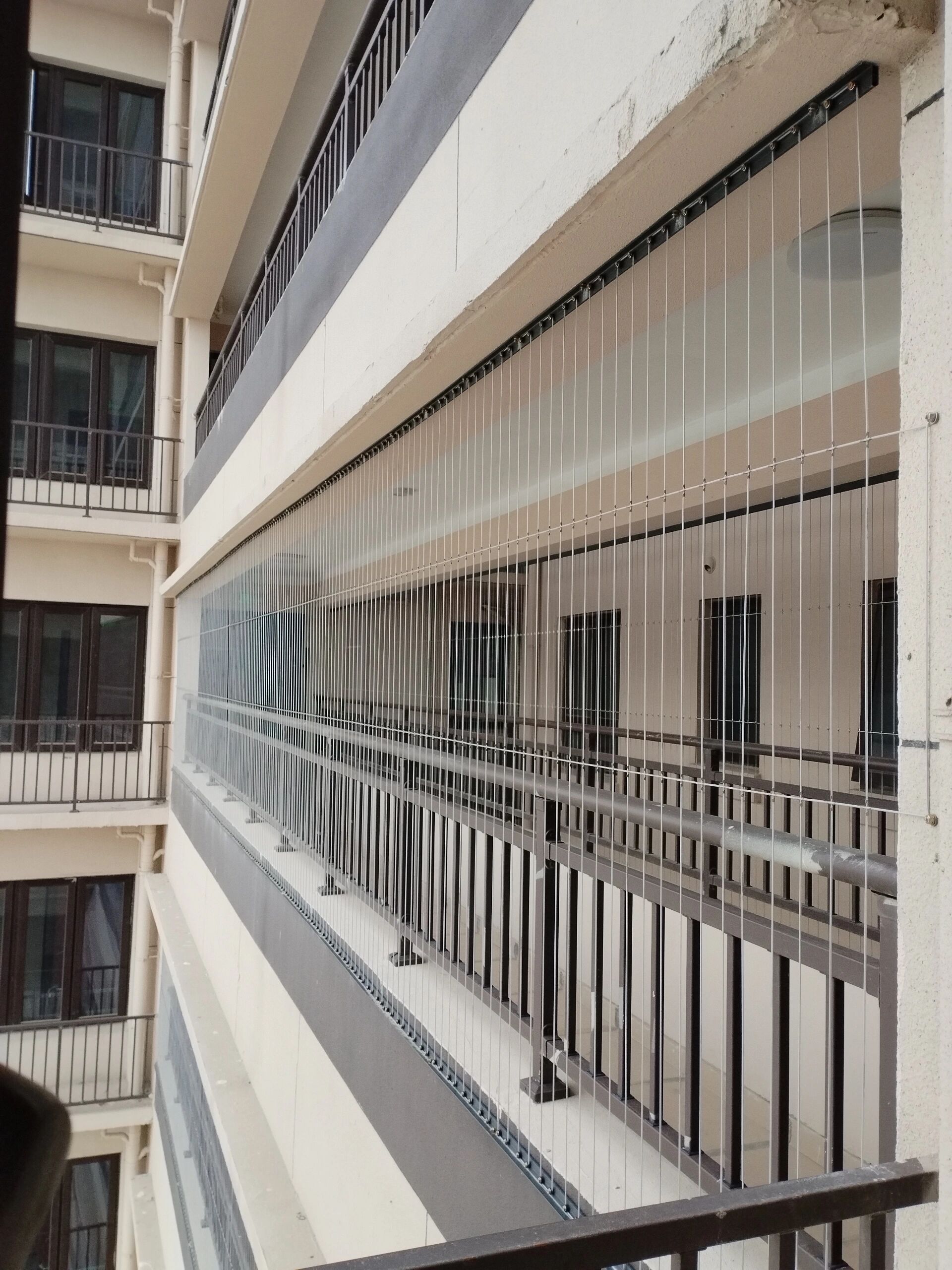 连廊户型安全防护网装上啦 买房的时候知道是连廊不知道连廊护栏有点