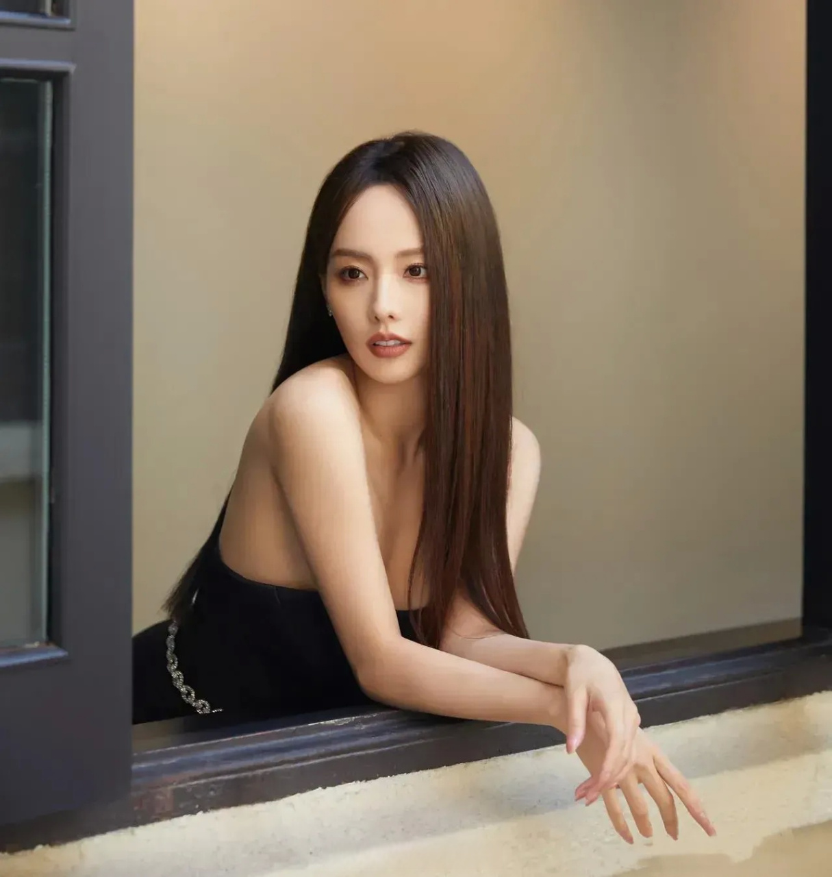 长直发的张嘉倪,意外撞脸古力娜扎!这也太神似了吧!