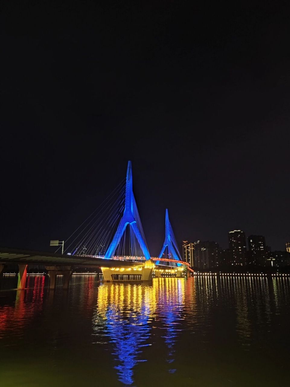 晚上的一号桥真的绝美 绵阳这个一号桥也就是大家口中的网红桥,有很多