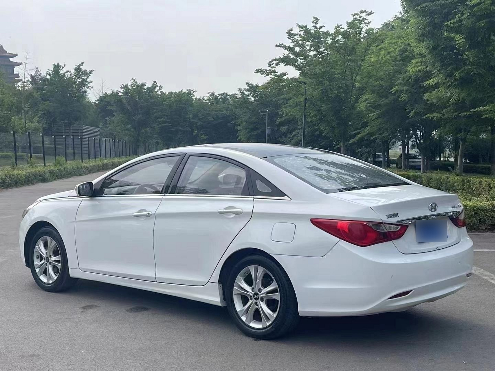 新到2012年上牌自动挡索纳塔8,漂亮的白色外观米色内饰,整体八九层新