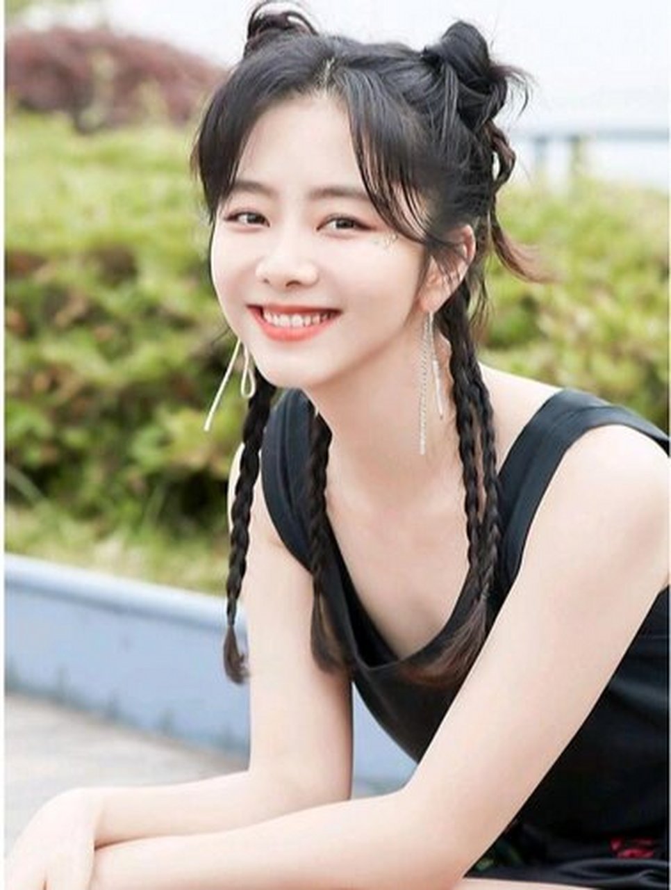 谭松韵个人简介 谭松韵是一位中国内地影视女演员,出生于1990年5月31