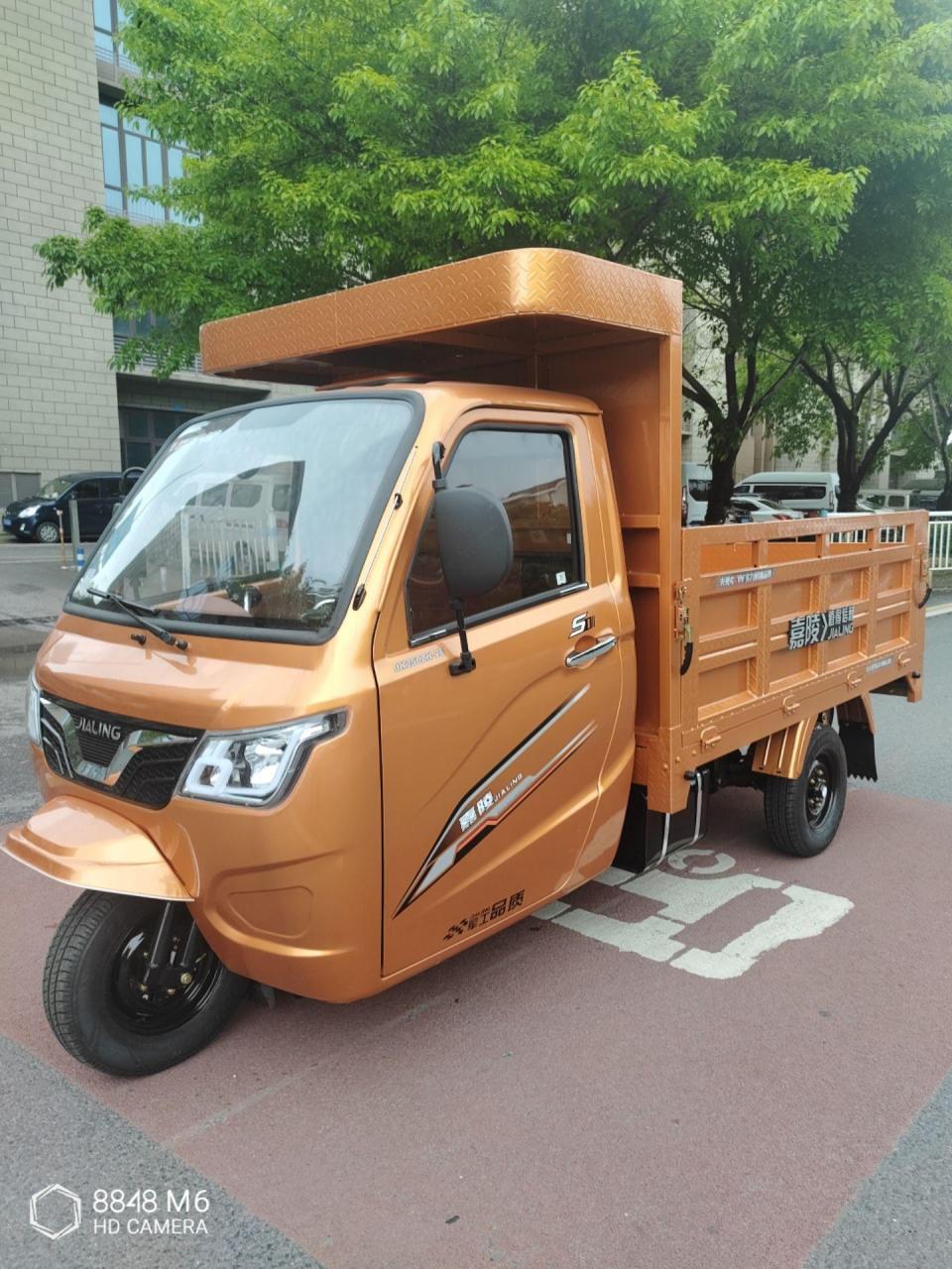 中国嘉陵三轮摩托车中轴6档发动机方向盘双顶缸液压翻斗车