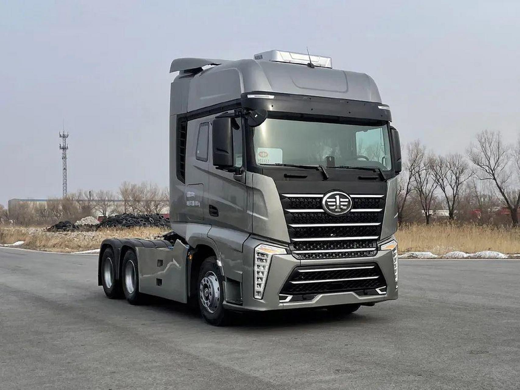 在新公示369批牵引车公告中,一汽解放公示2款全新外观的牵引车.