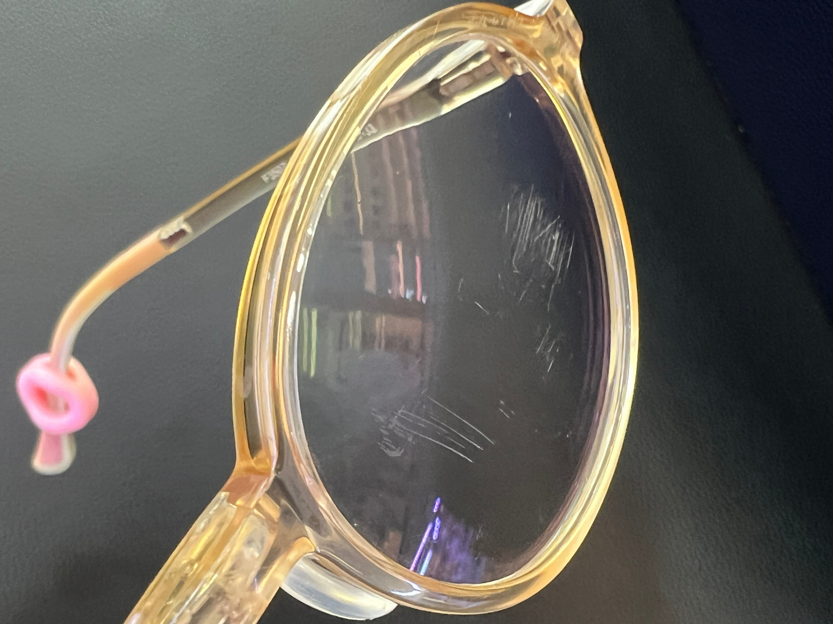 孩子在大巴车上睡觉,眼镜掉地上摩擦了一个多小时,睡醒后才发现,捡