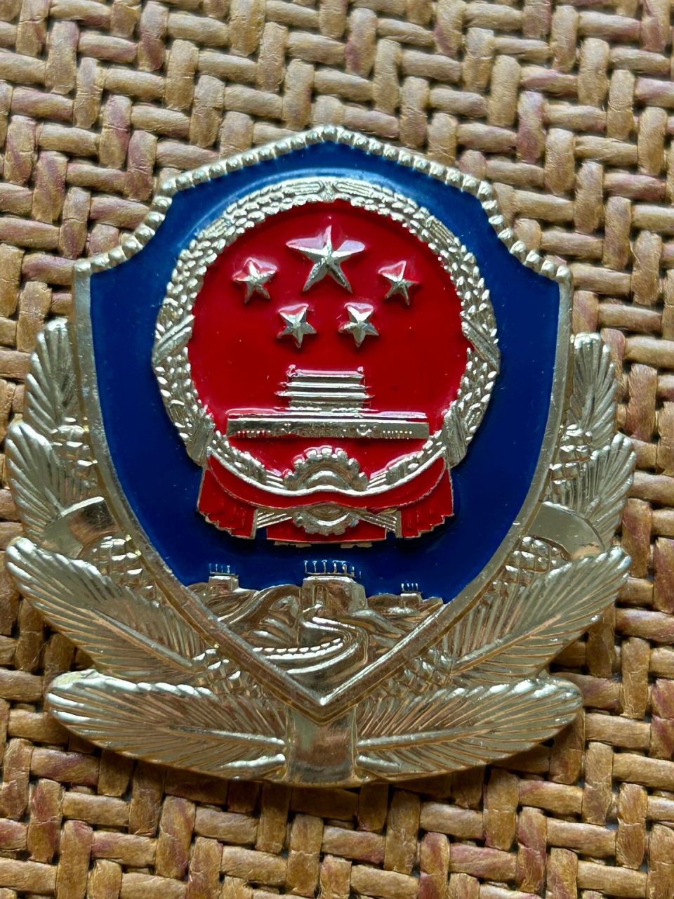 83式警察帽徽 有人知道这个的价值吗
