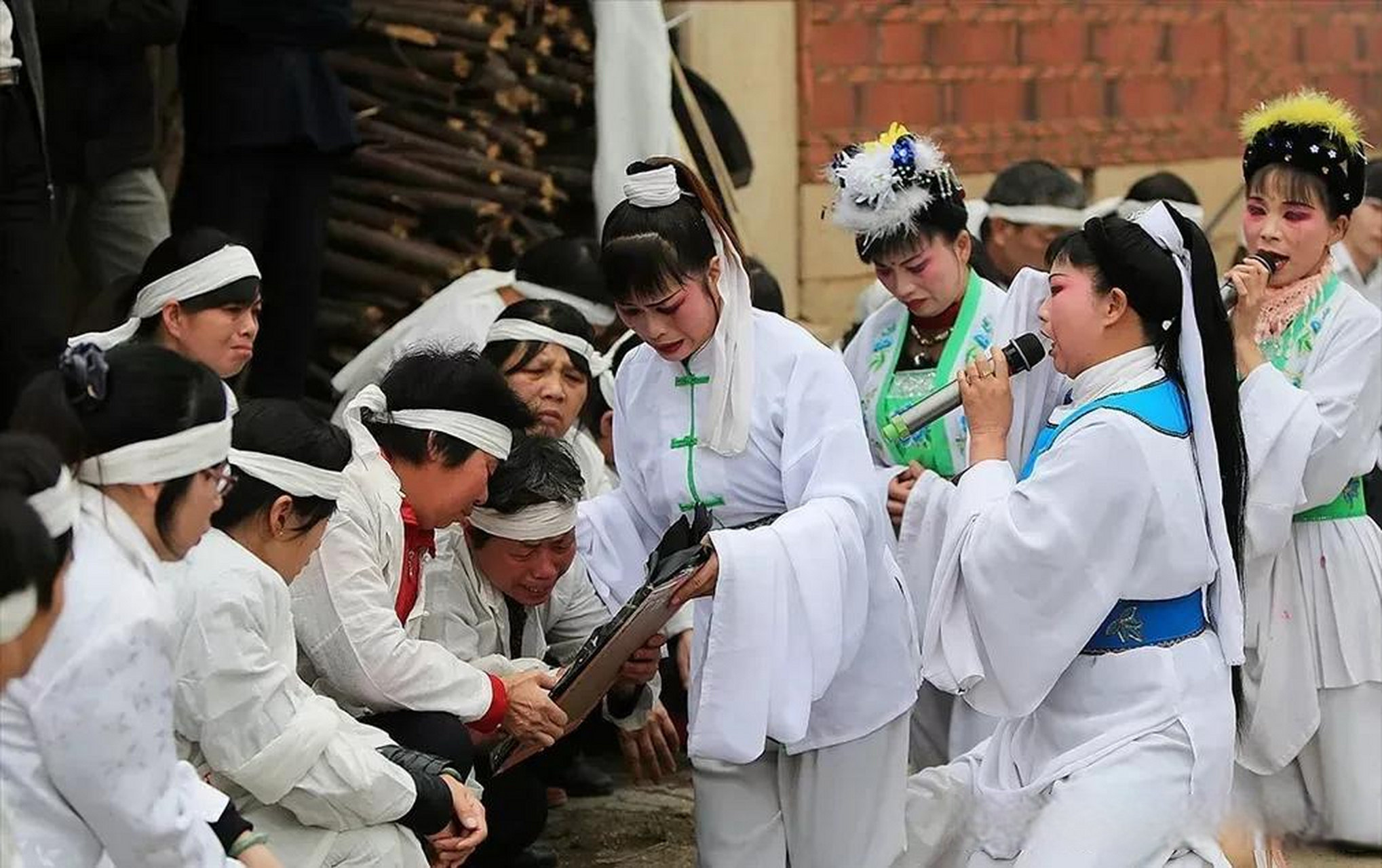 她带领大家哭丧也能走上致富路:在农村有一种新职业,哭丧.