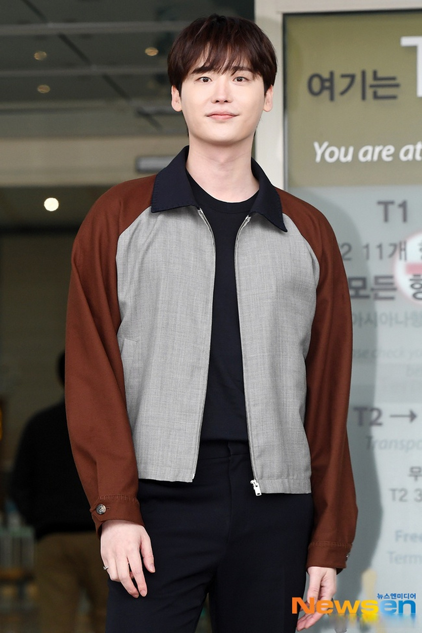 李钟硕机场出发图#大家快来围观李钟硕的帅图[没眼看]身材颜值都玖怂