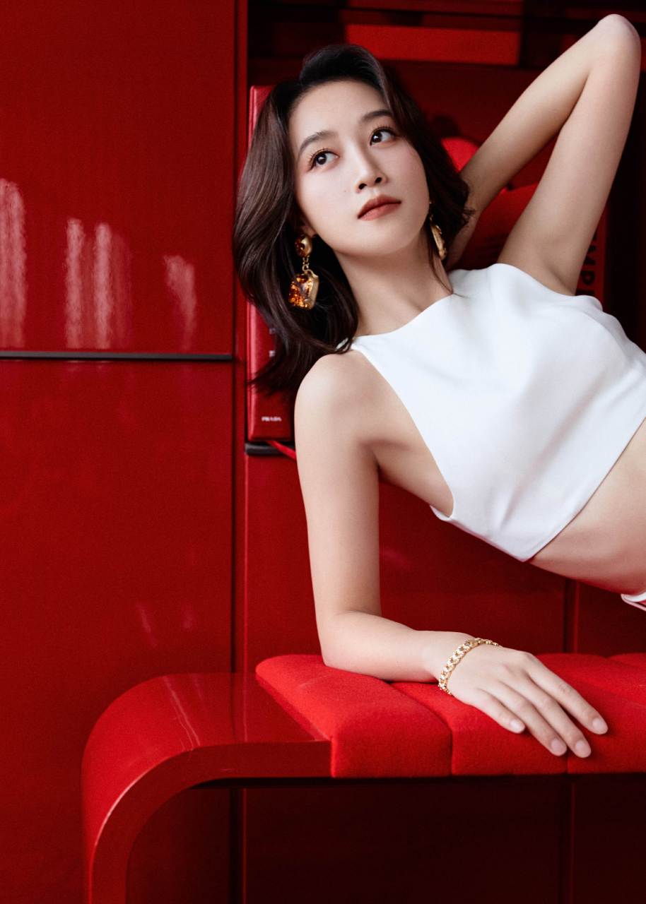 蓝盈莹写真大片:一身白色修身裙装,干练短发,朱唇点缀,婀娜多姿,明艳