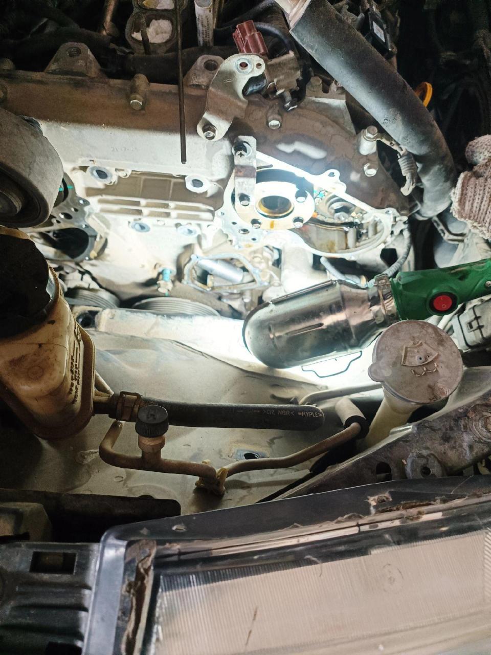 记录修理工的日常 天籁2.5更换水泵,不拆发动机正时罩,有点技巧才搞