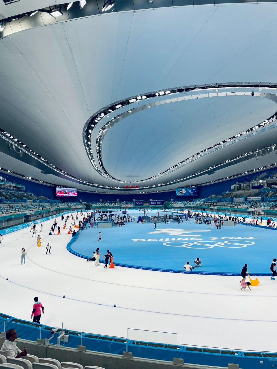 毕竟是运动员的场馆,里面进去就是一个专业的大