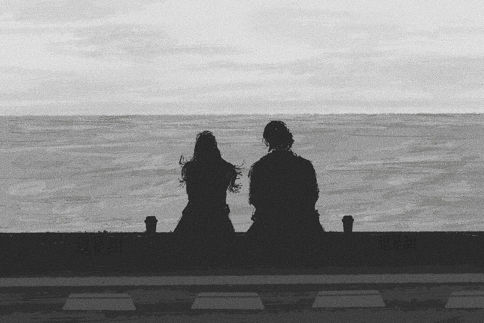 插画情侣|黑白背景图 "你说 两个在手机上分开的人 重新见一面什么