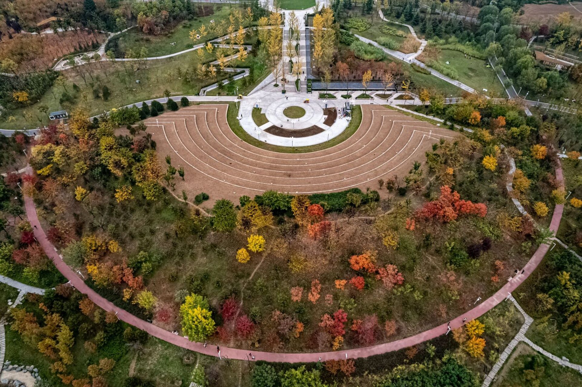 亲们,不要再去扎堆雁南公园观赏93了,从雁南公园旁边的子午大道往南