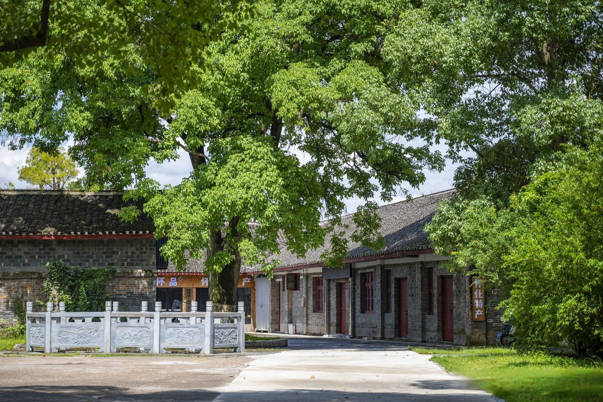 怀着瞻仰的心情走进安江农校纪念园,就能看到"愿天下人都有饱饭吃"