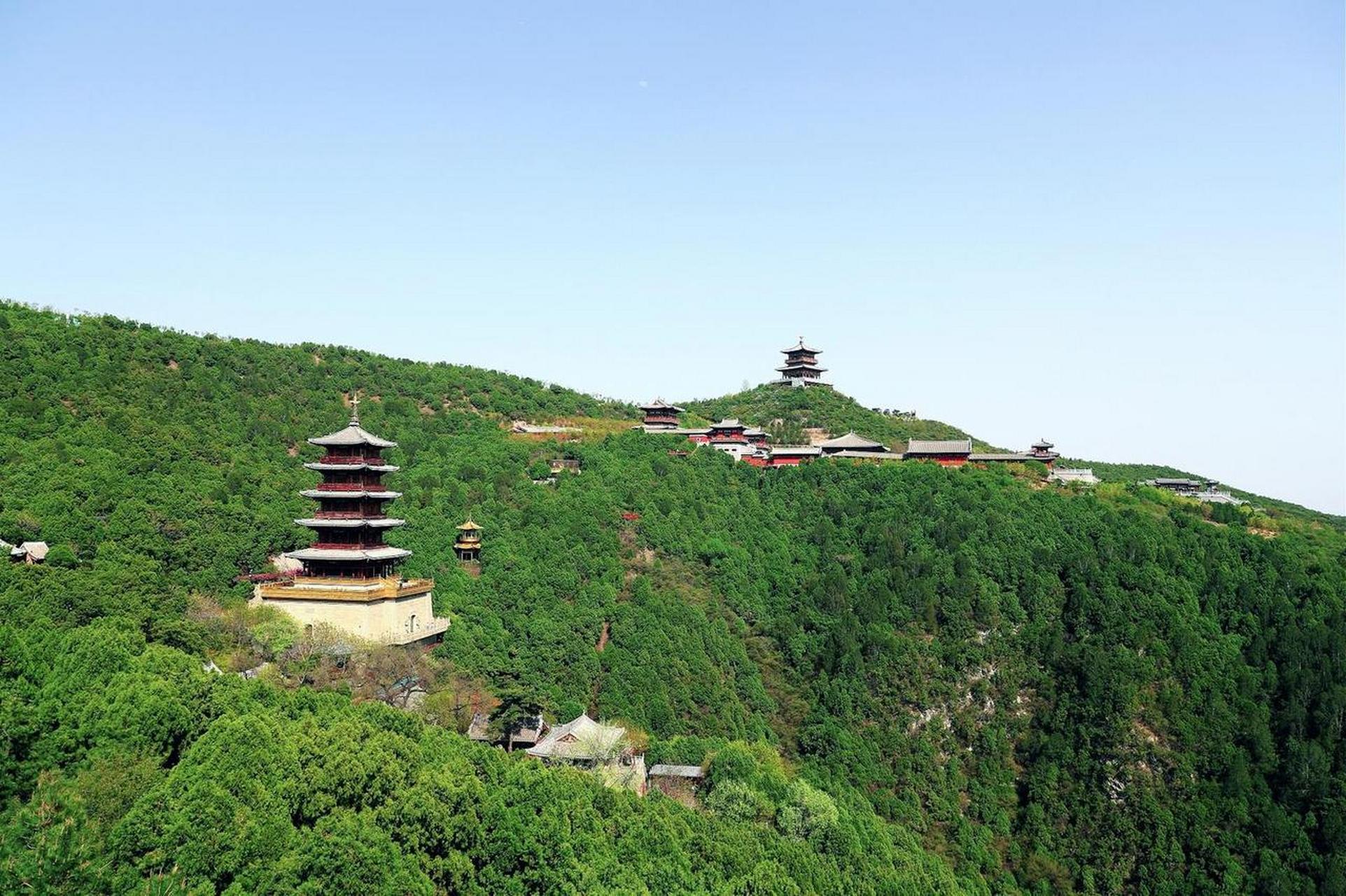 太原头条太原【风景如画迎客来】  5月1日,省城太山景区绿植覆盖郁郁