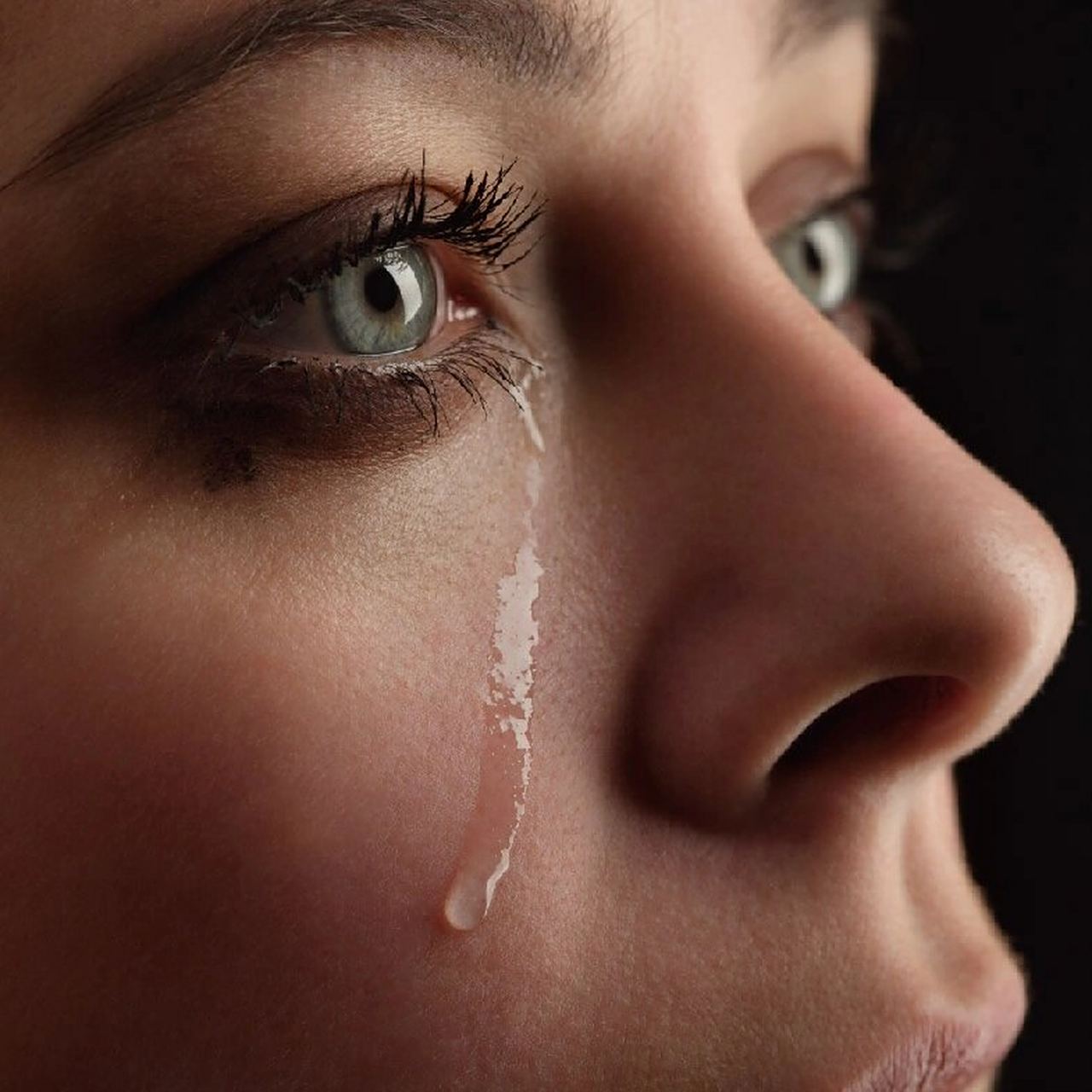 每日一语:有研究表明,哭泣时右眼先流泪是喜悦,左眼先流泪是痛苦.