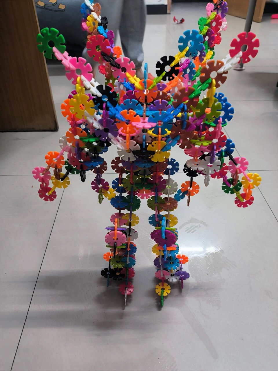 幼儿园的儿子有一个好习惯 写完作业就拼雪花片