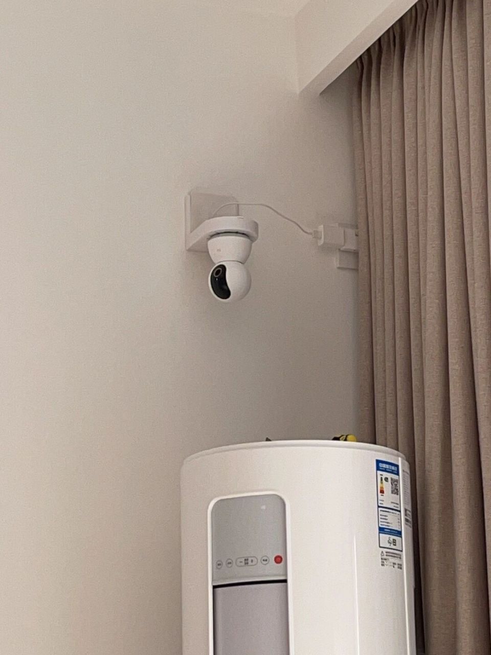 摄像头上墙解决方案～ 客厅装了摄像头～ 一开始放在空调顶上,角度不