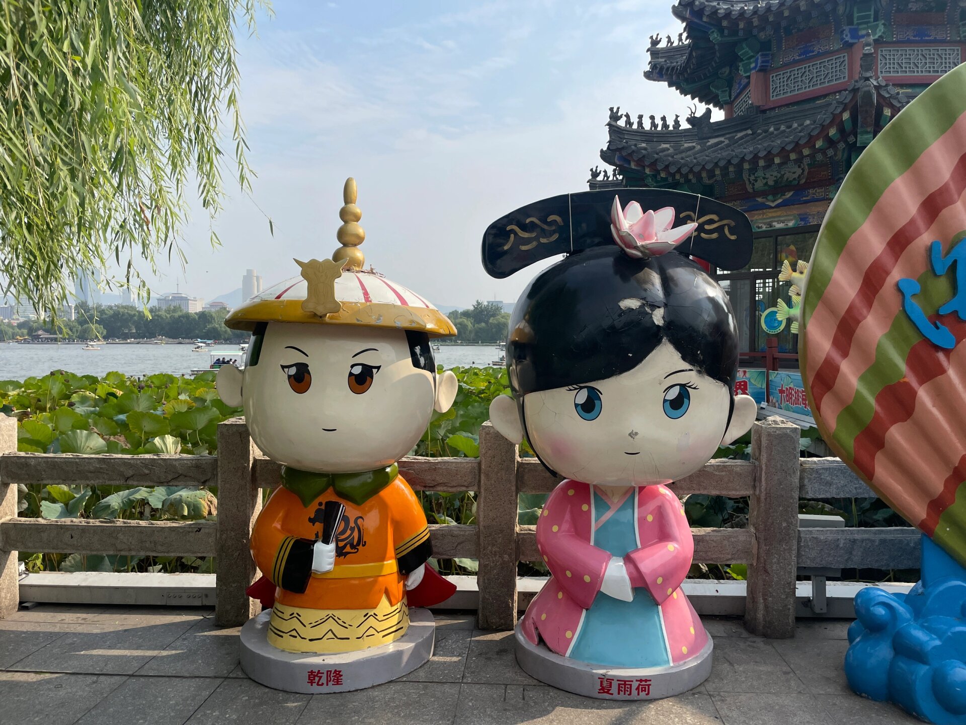 大明湖畔的夏雨荷雕像 就这就这?