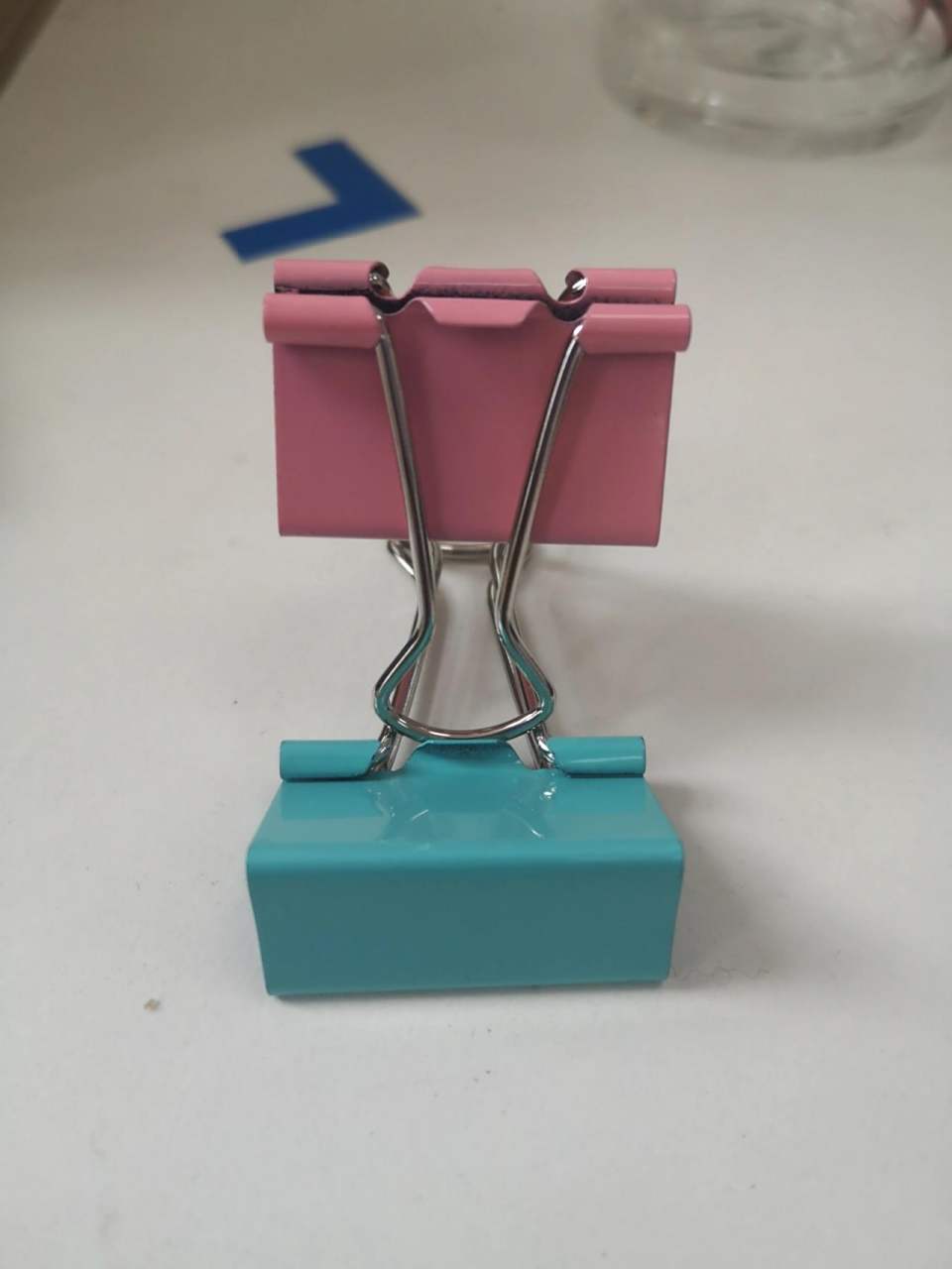 办公室燕尾夹自制手机支架 看着视频学的手艺 最不缺的燕尾夹派上了用