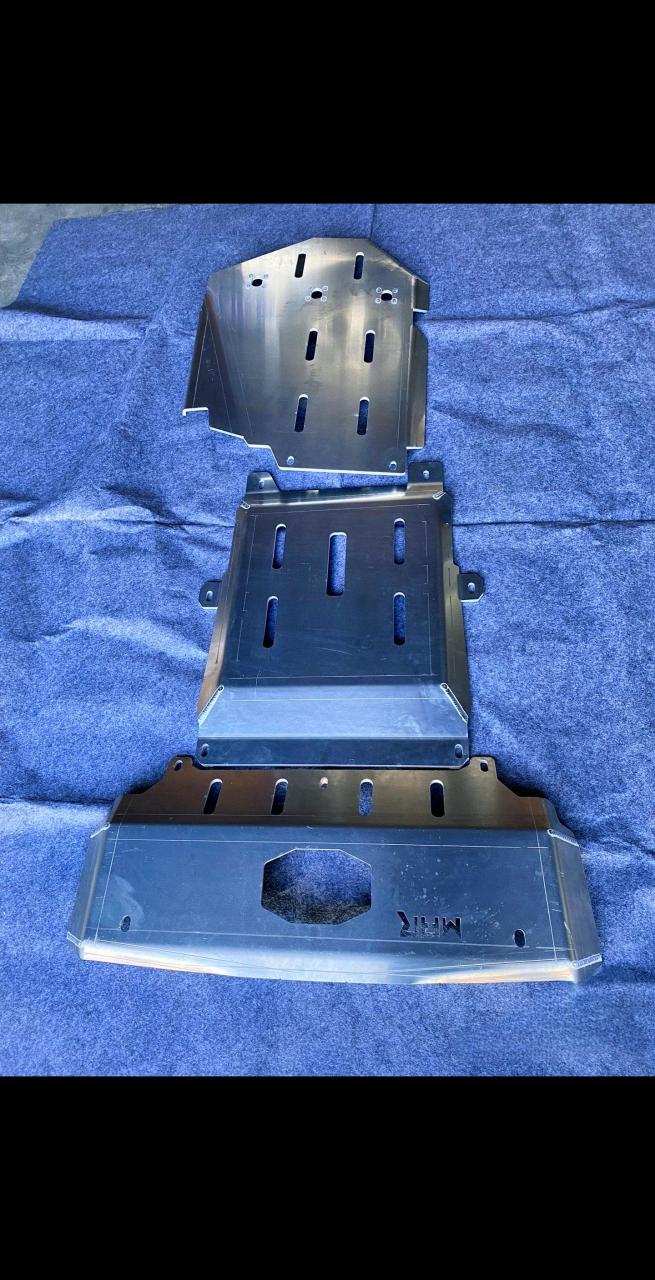 路虎卫士90/110,铝镁合金底盘护板,厚5mm或8mm,硬核防护,任你驰骋.