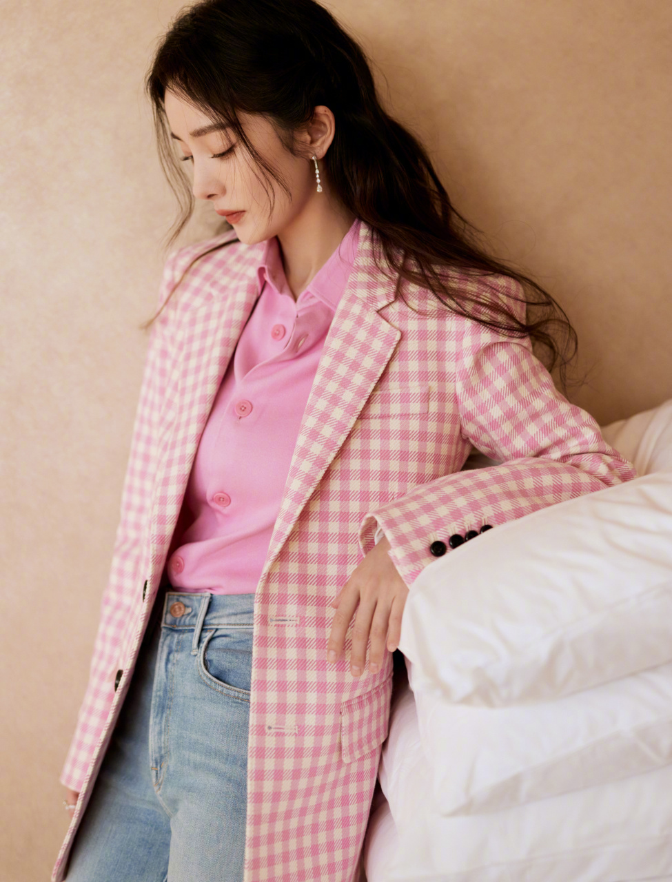 杨幂 粉色格子西装 牛仔裤 白色高跟鞋