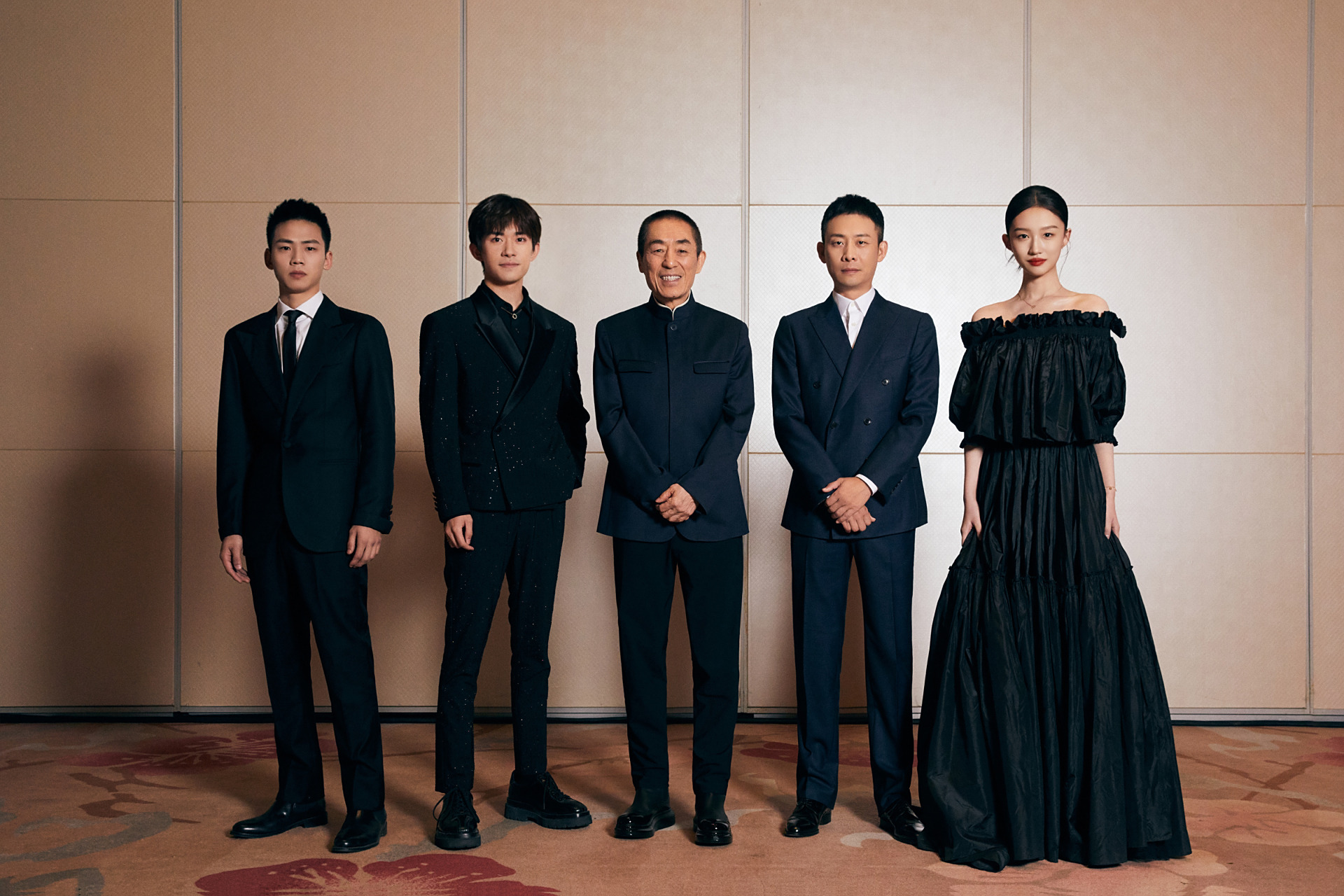 张艺谋艺谋工作室 ,@易烊千玺 ,@张译 ,@演员王佳怡 ,演员陈永胜 相聚