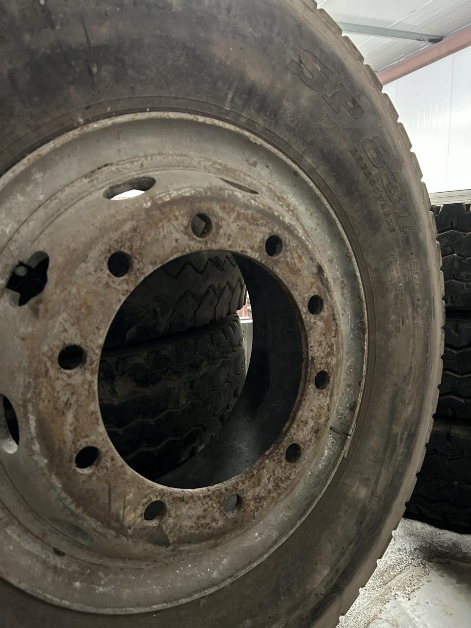 1100r20轮胎,钢圈都有,真空的,不是真空的都有,用得上的来吧