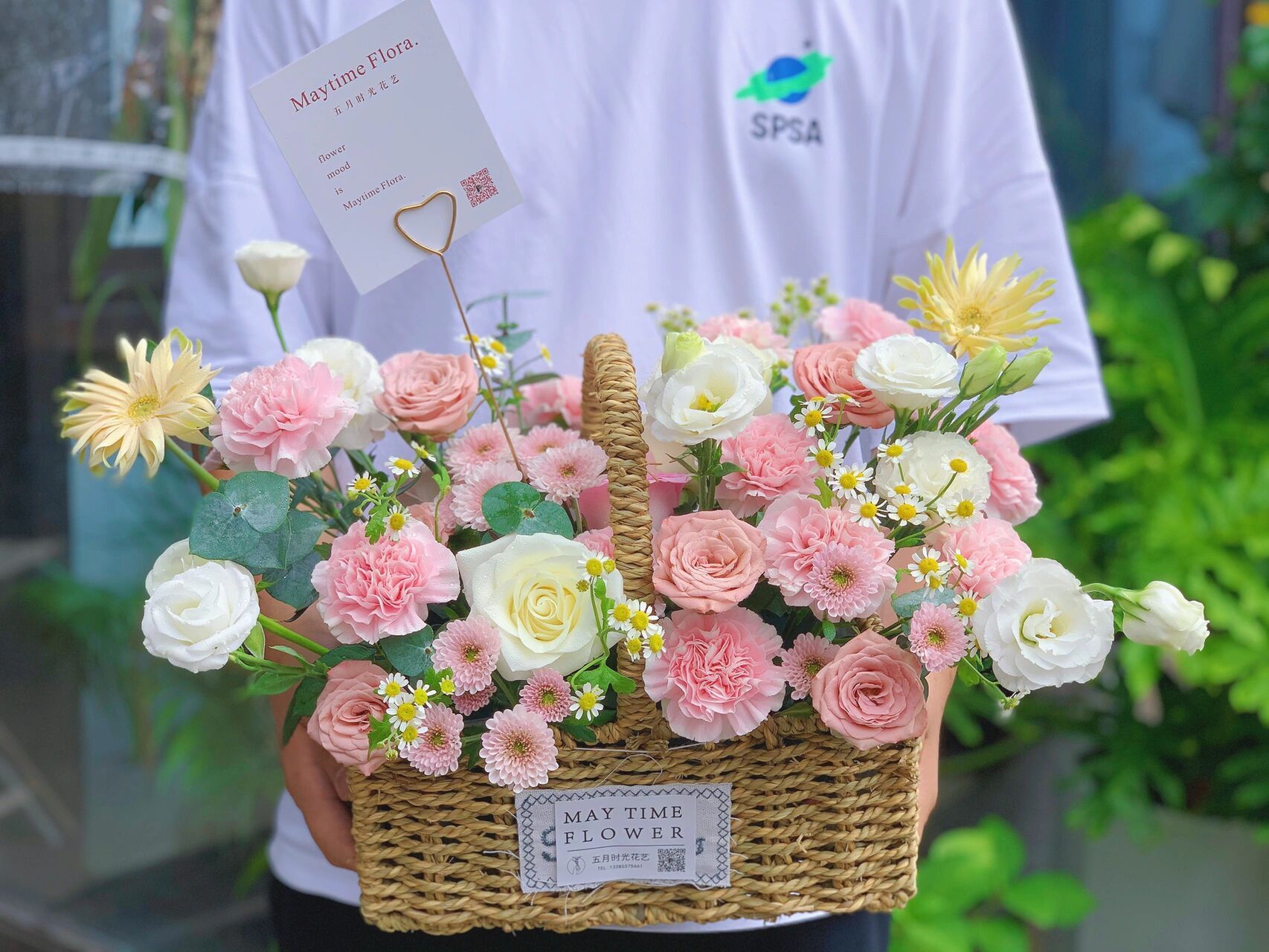 看病人花束|康乃馨手提花篮|毕节花店 看望病人首先手提花篮哈,方便