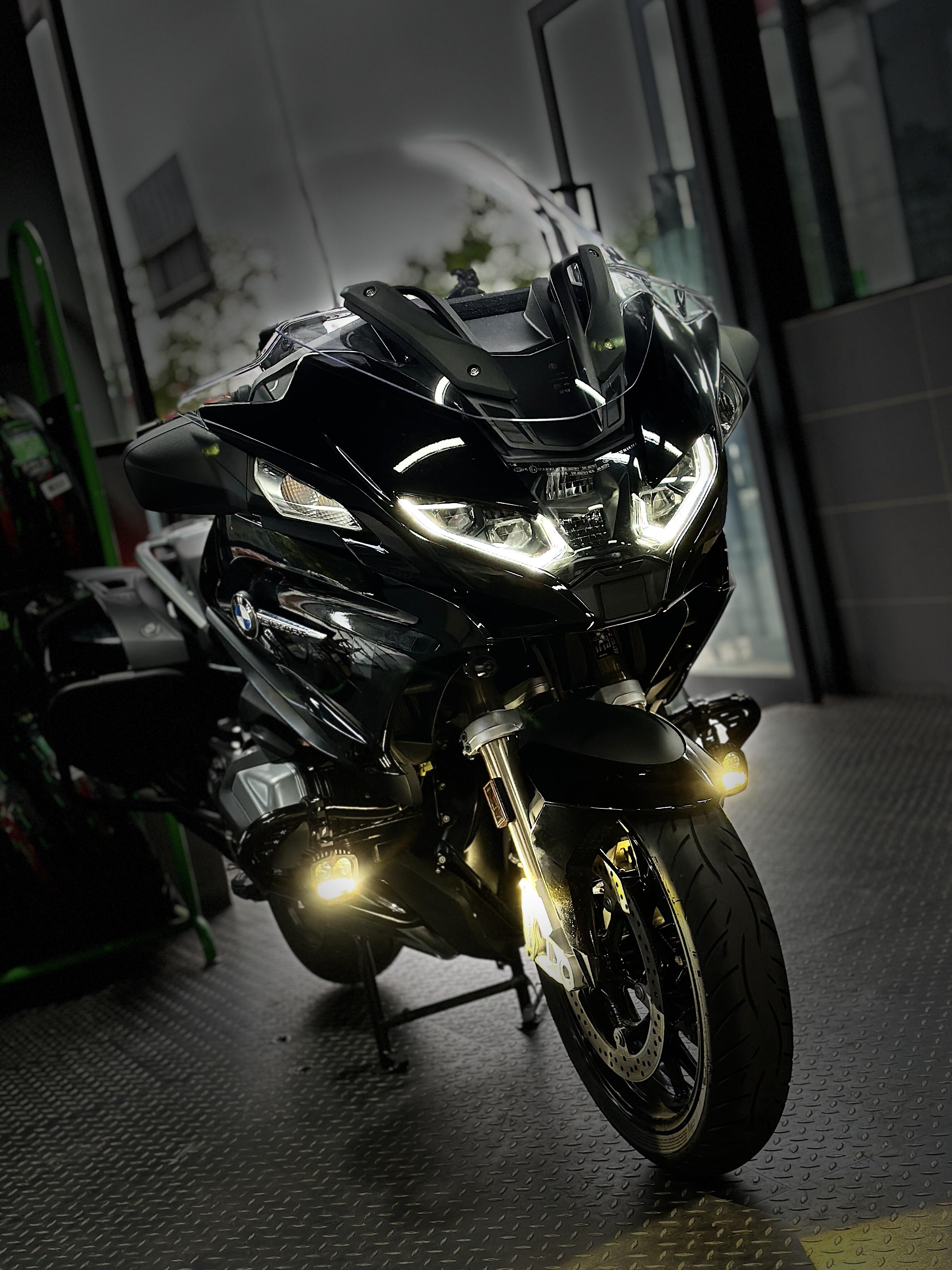 宝马r1250rt加装飞锐射灯护杠