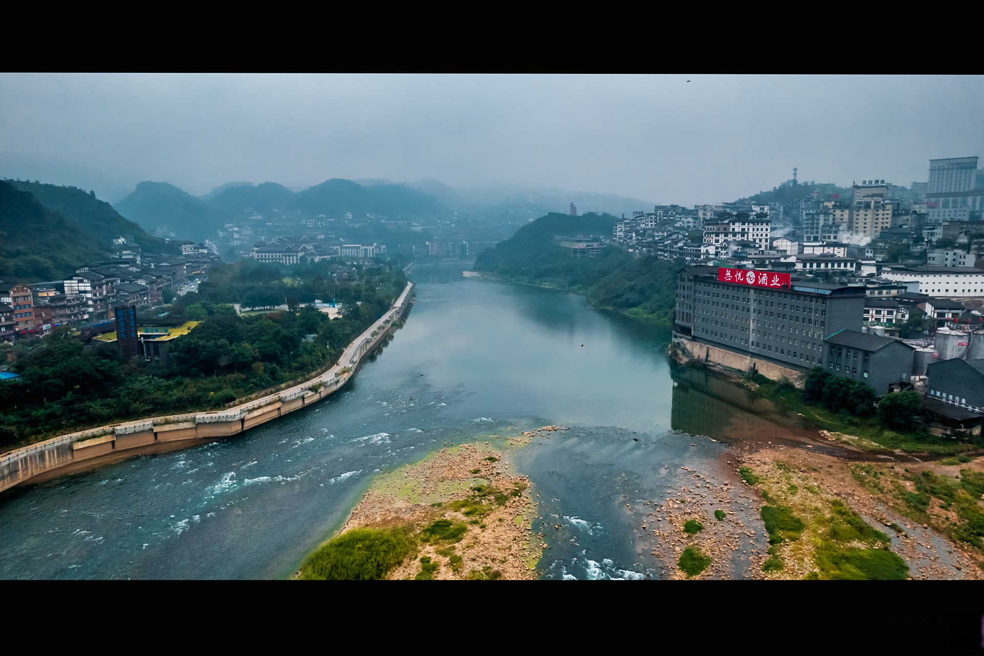 肆意的酒香沿着赤水河流淌90 無忧就坐落在河畔的茅台镇核心产区,四