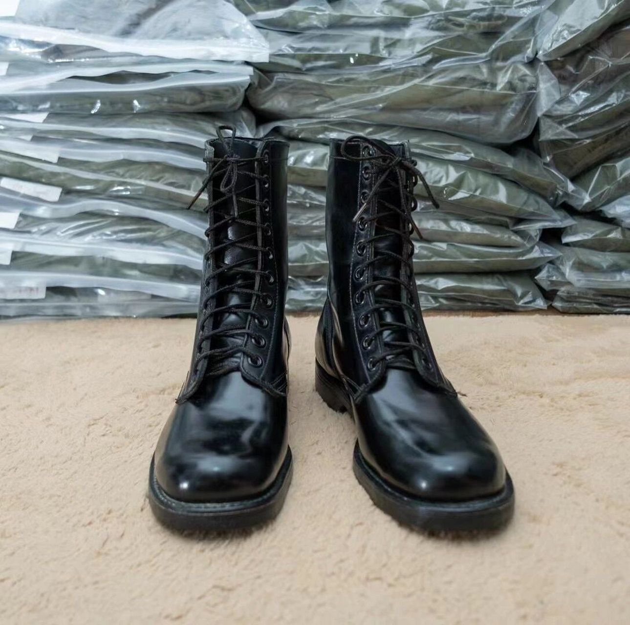 越战早期的leather combat boots,主要在1965年到1966年初配发驻越