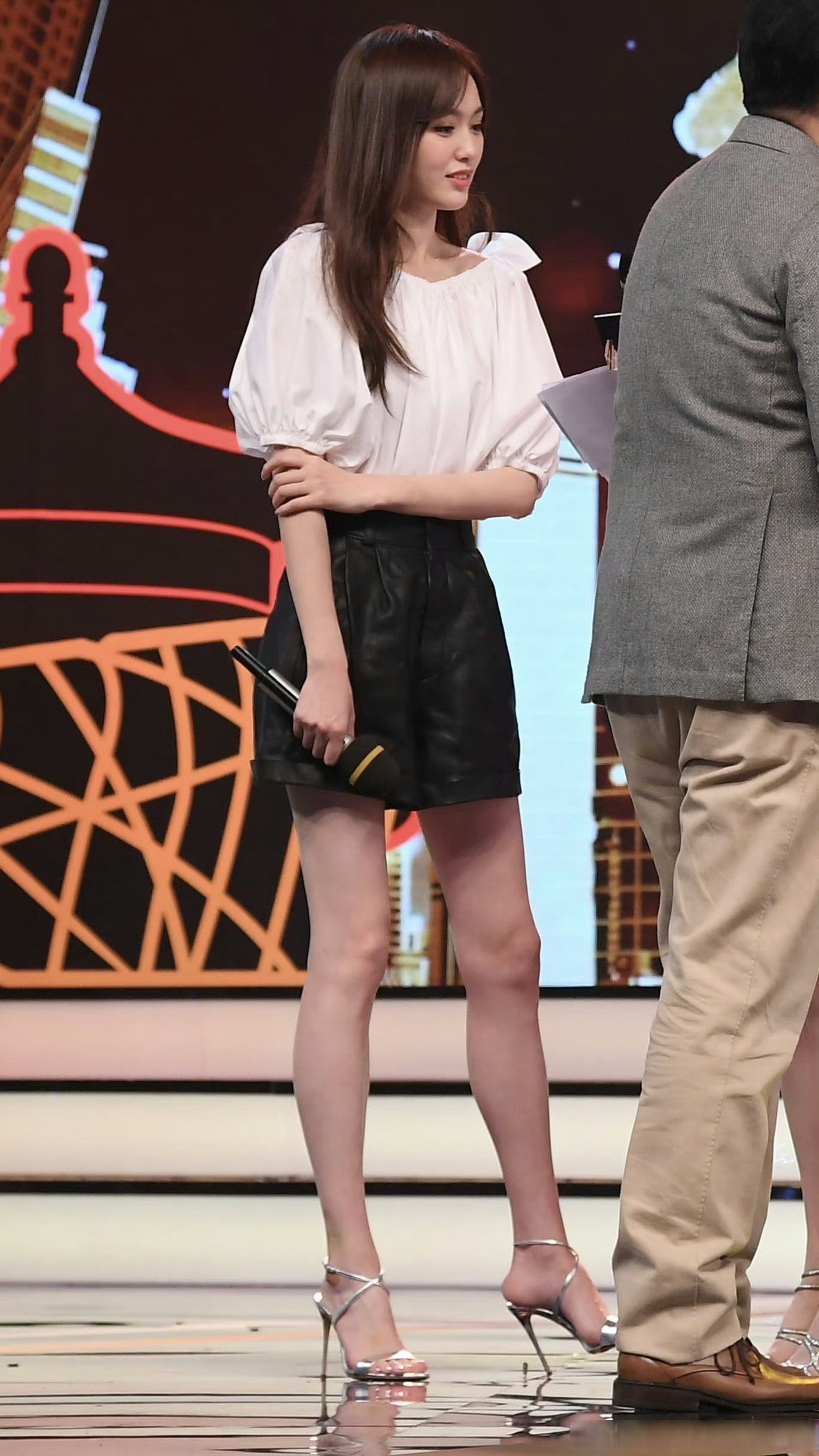 直到后来看过几期她的综艺,发现她不光人长的漂亮,而且生活中的唐嫣