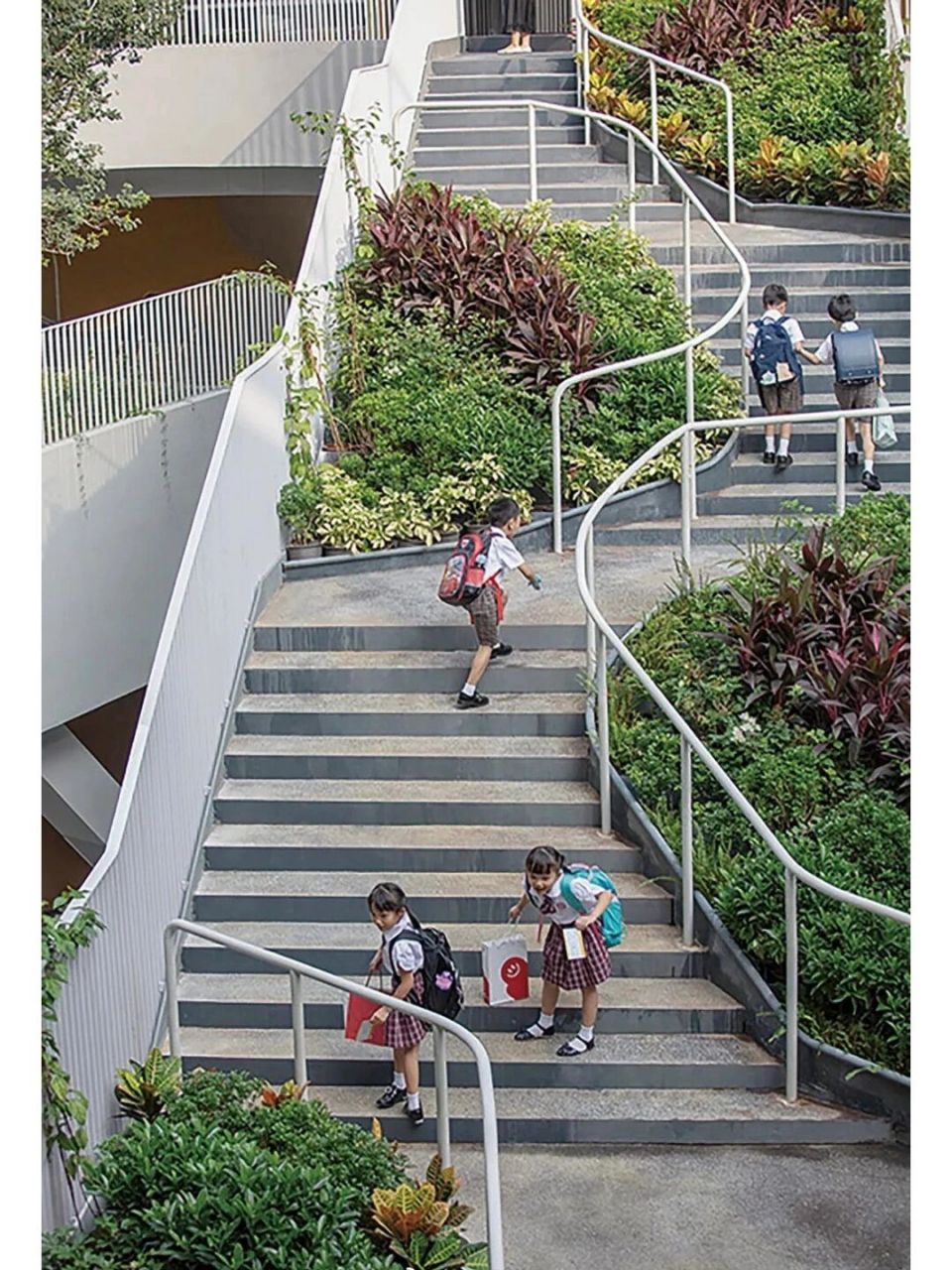 安托山红岭实验小学 深圳市福田区红岭实验小学是福田区政府举办的