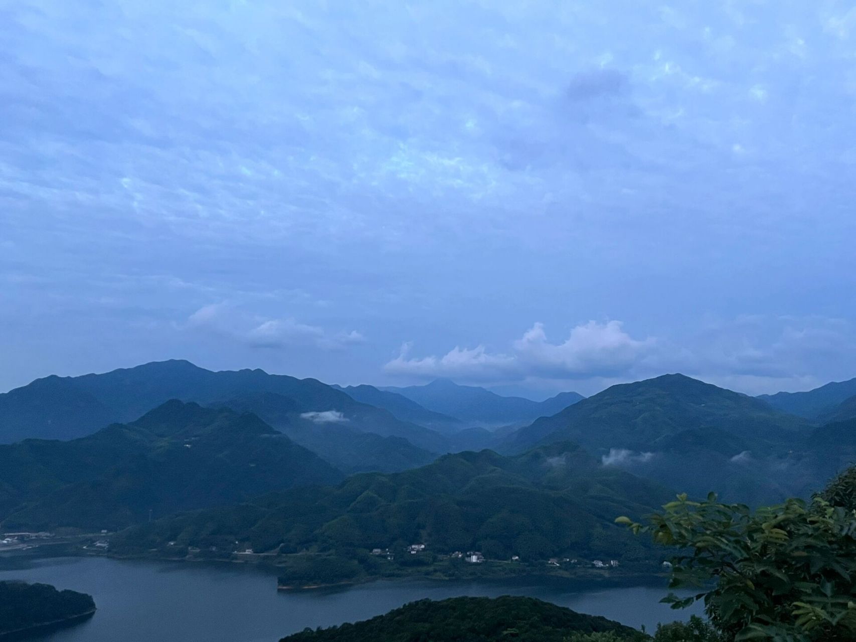 屋脊山攻略 夜爬屋脊山. 准备工作:无 1.背包,带水,带点食物.