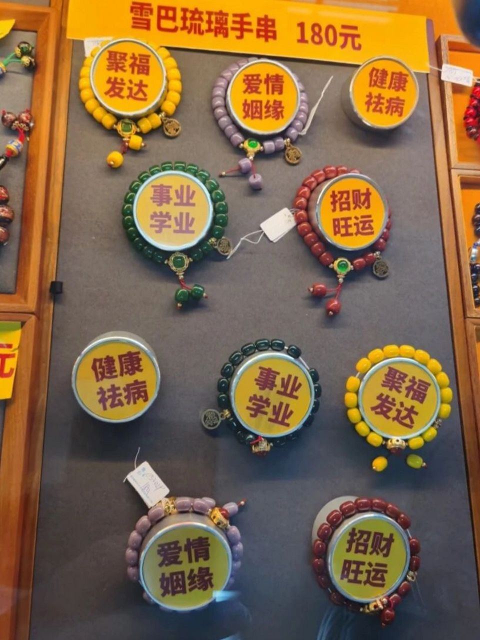 雍和宫敬香注意事项 在雍和宫昭泰门两侧有赠香处,大家可以从那里免费