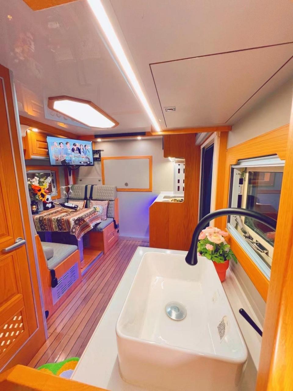 2022年重汽豪沃4x4重型越野房车,新车落地230万,配置单选配到顶!