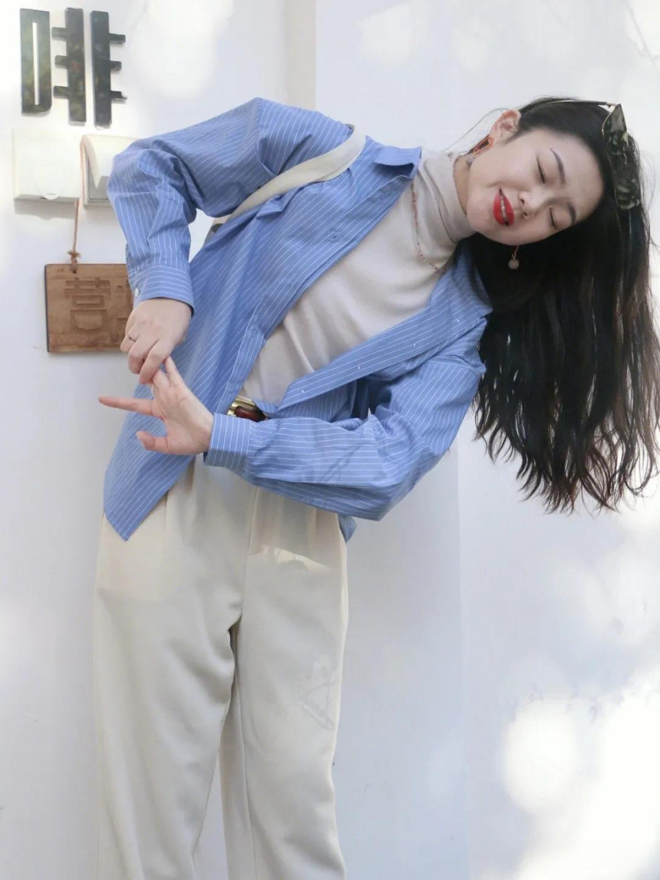 杏色的打底衫和蓝色衬衫搭配真的太洋气,太清爽了吧,复古精致又温柔