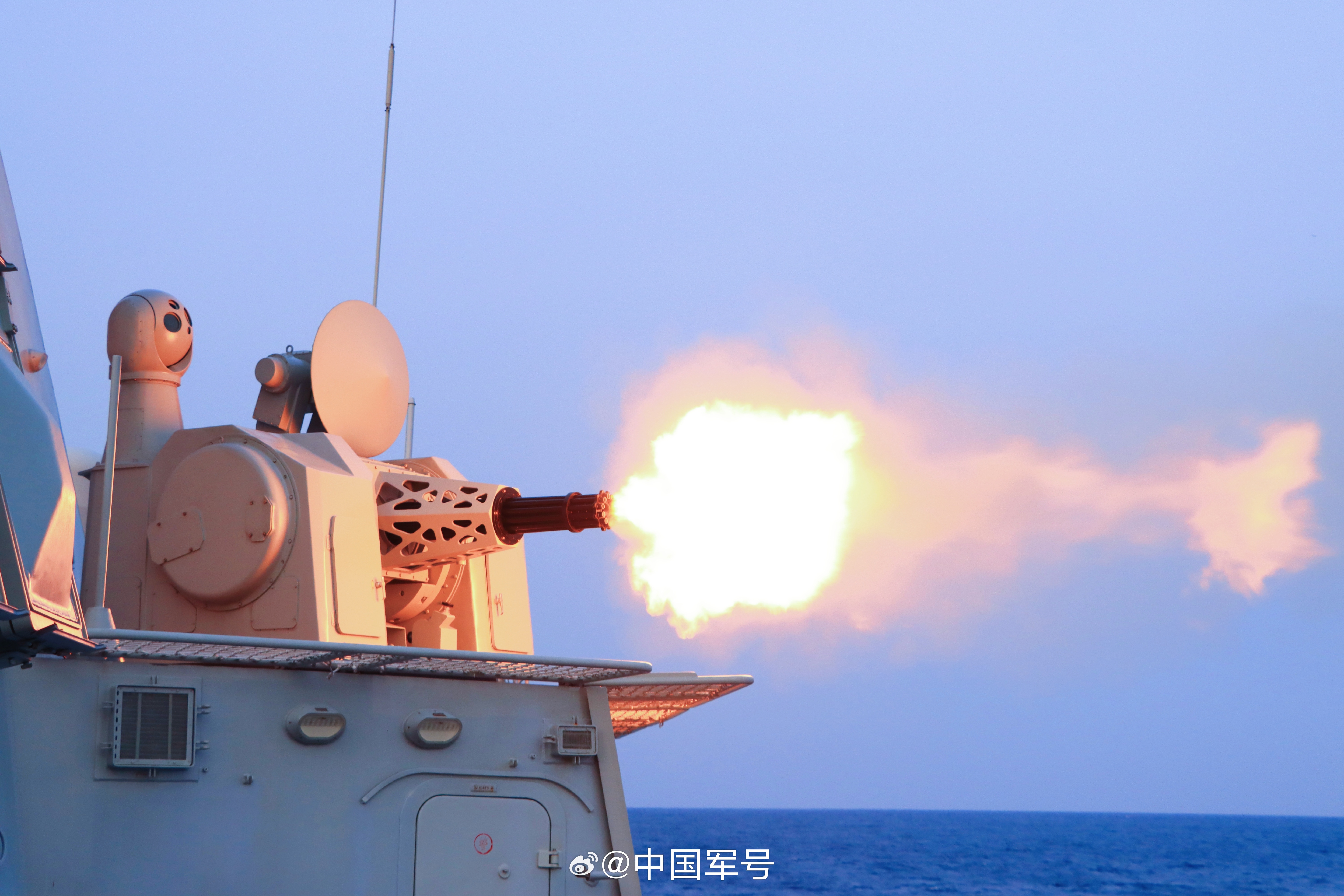 看#海军护卫舰实弹射击现场#】近日,南海舰队某护卫舰支队组织舰艇