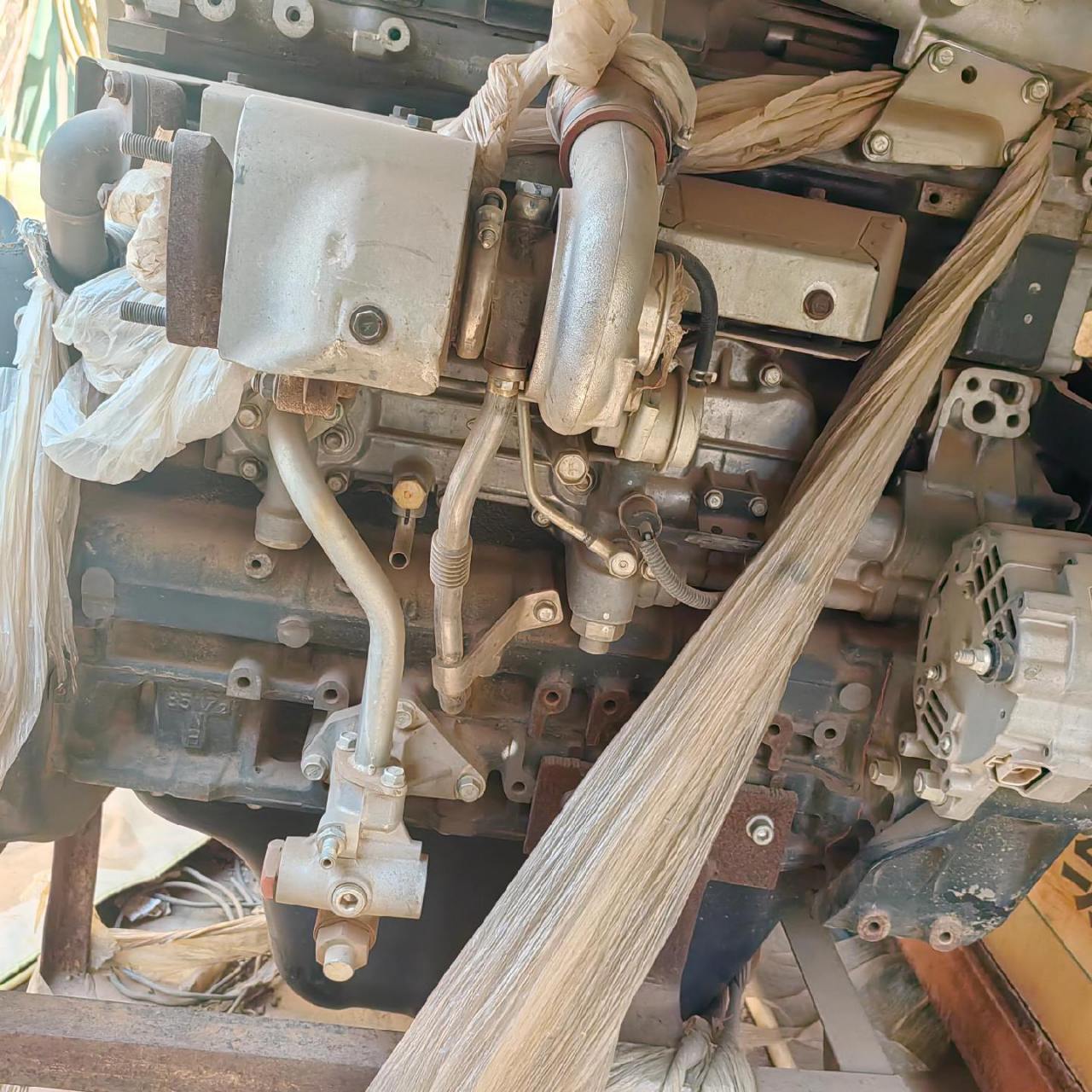 出售三一215,加腾820,三菱4m50发动机一台,9成新