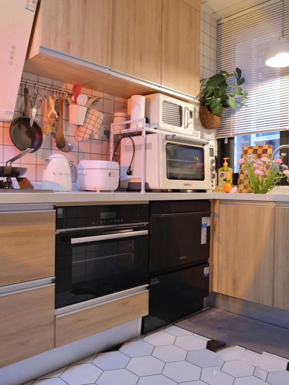 一直以为都是考虑把蒸烤箱放在高柜,冰箱旁边或者西厨高柜.