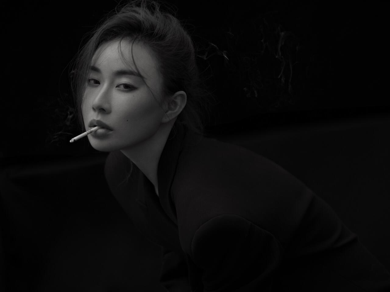 抽烟的女人  女人抽烟的样子 肖像写真