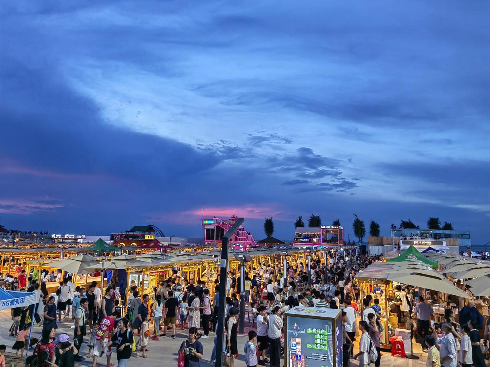 海口白沙门夜市,周末人潮汹涌.