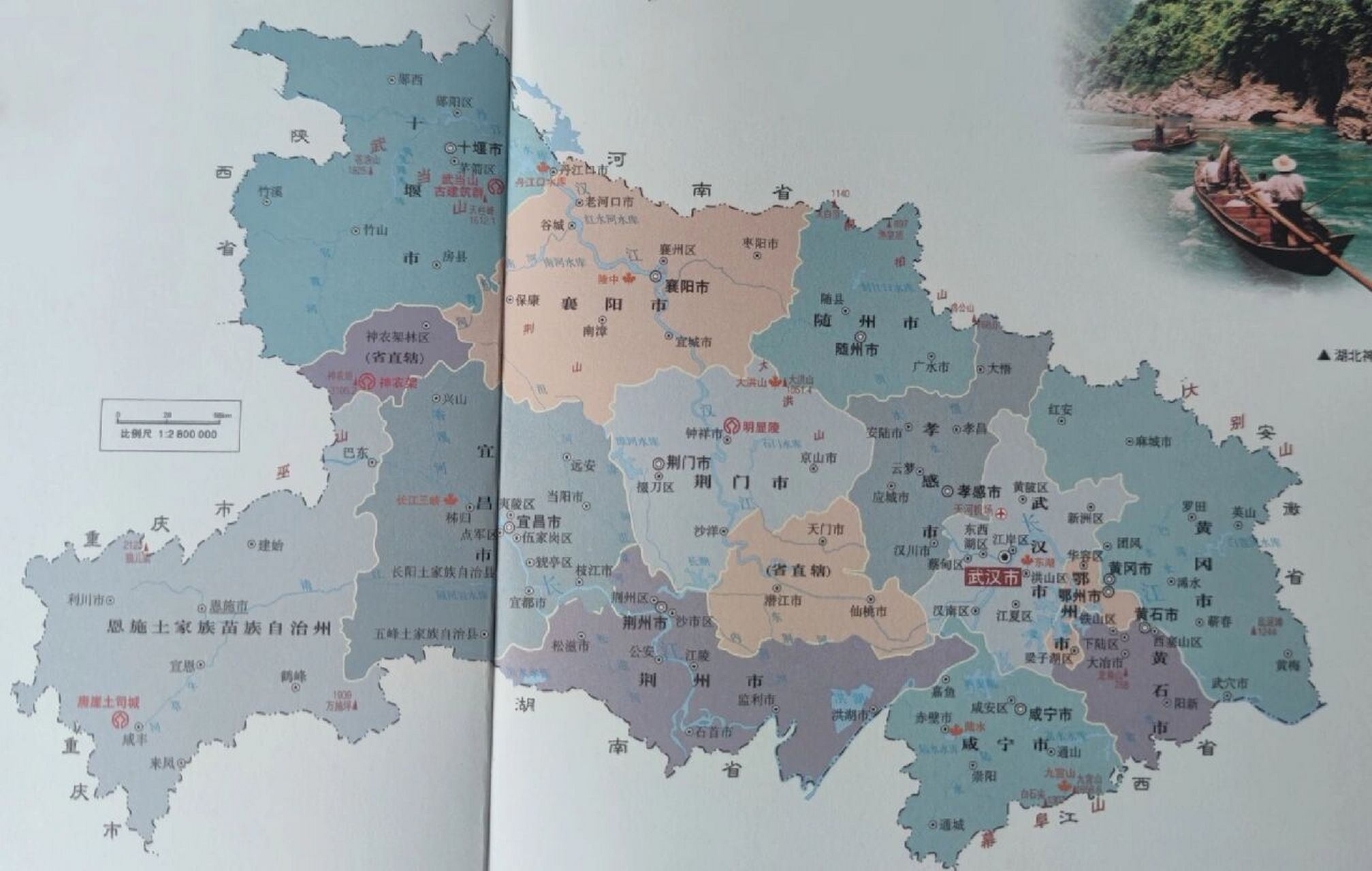 湖北省,位于中国中部偏南,长江中游,洞庭湖以北,故名湖北,简称"鄂"