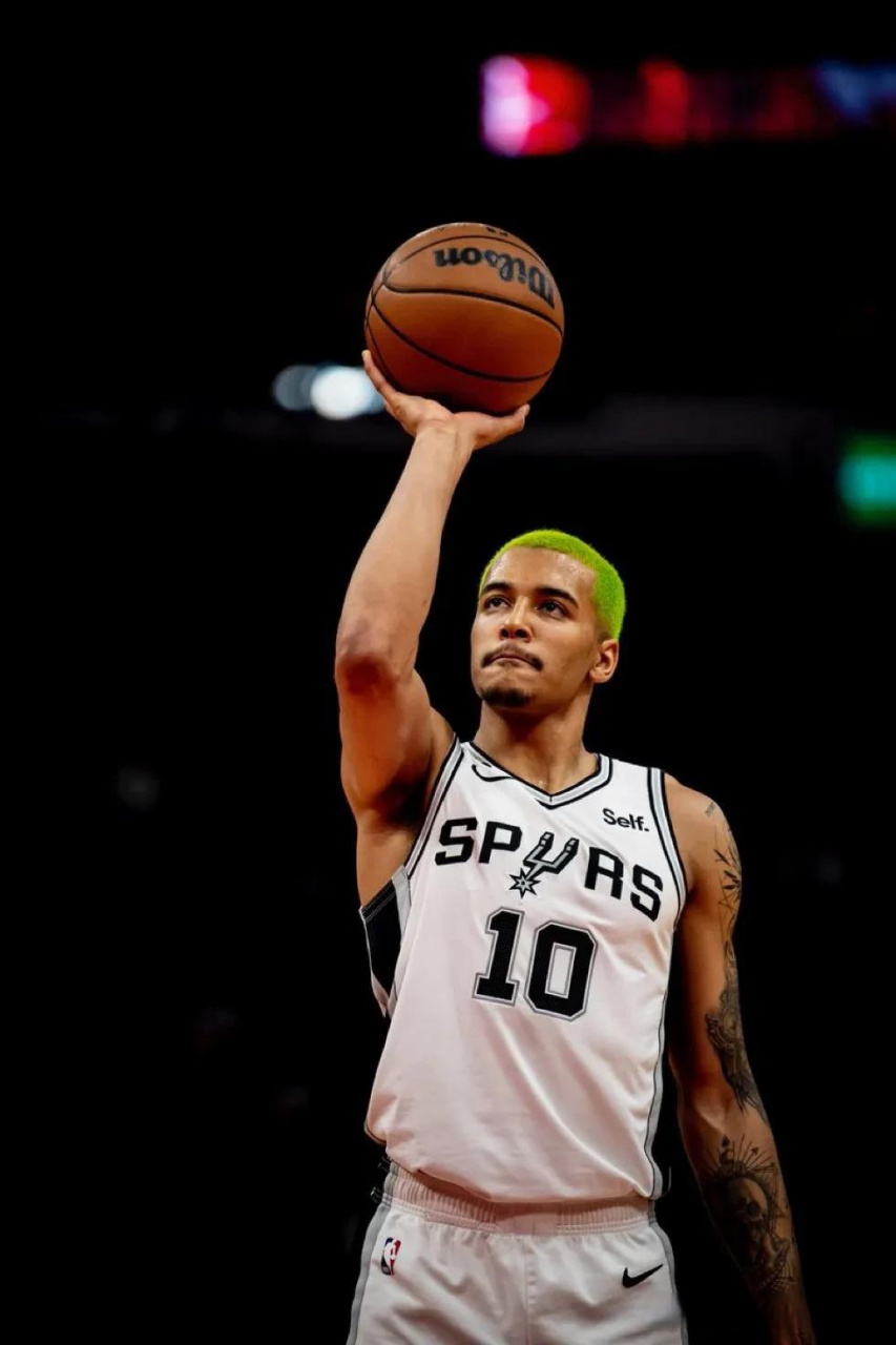 又帅又能打的马刺队杰里米索汉不同发色时期的比赛数据:  :16分,2.3助