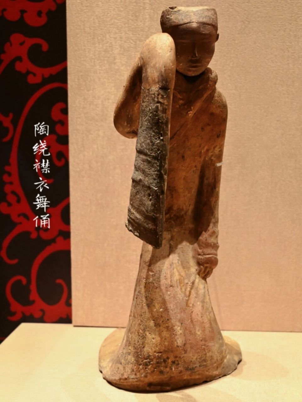 苏州博物馆里有趣可爱的人俑95 95陶绕襟衣舞俑 | 西汉: 动感十足
