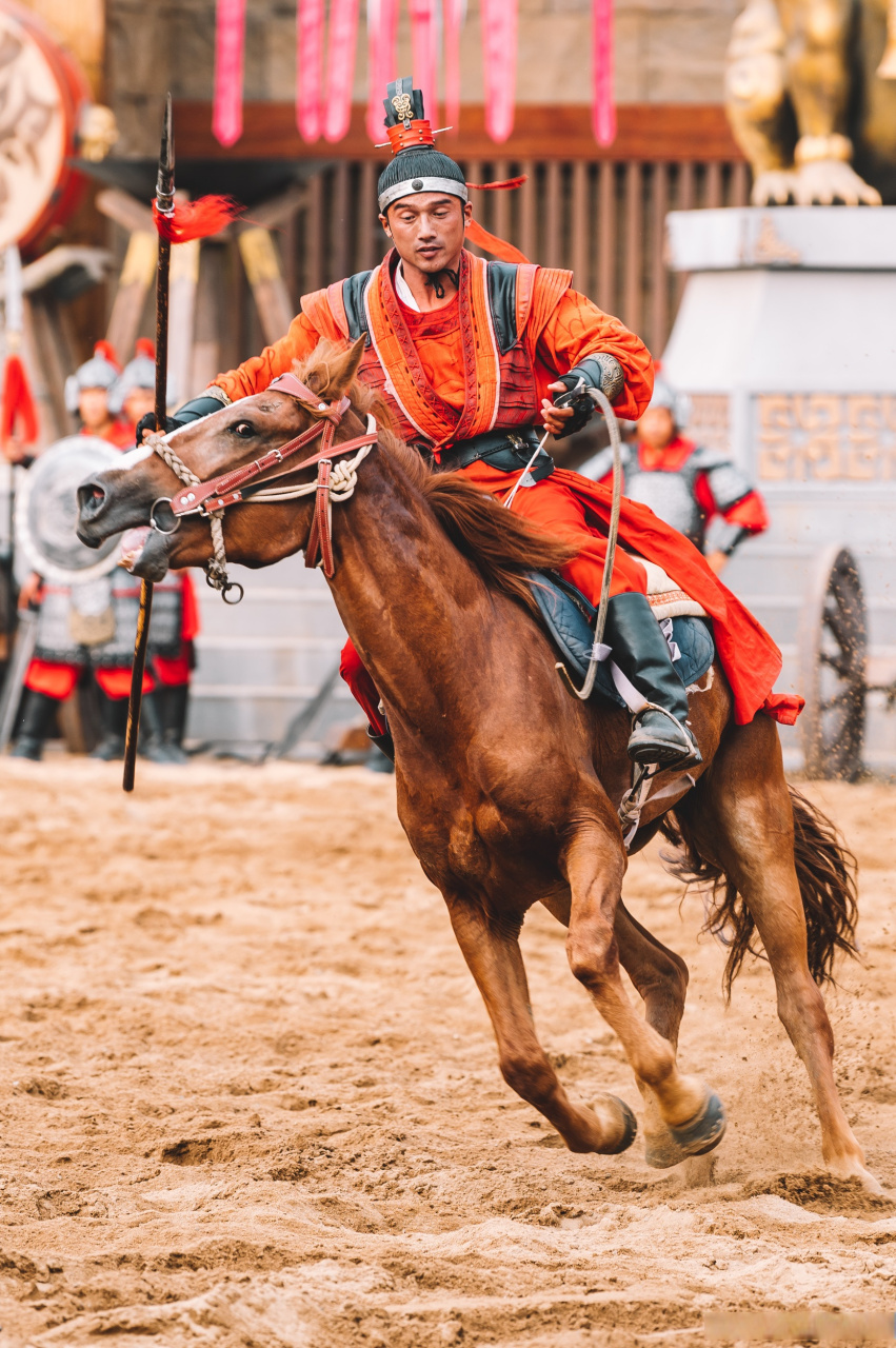 《新岳飞枪挑小梁王》这部清明上河园大型实景演出高潮不断,讲述的是