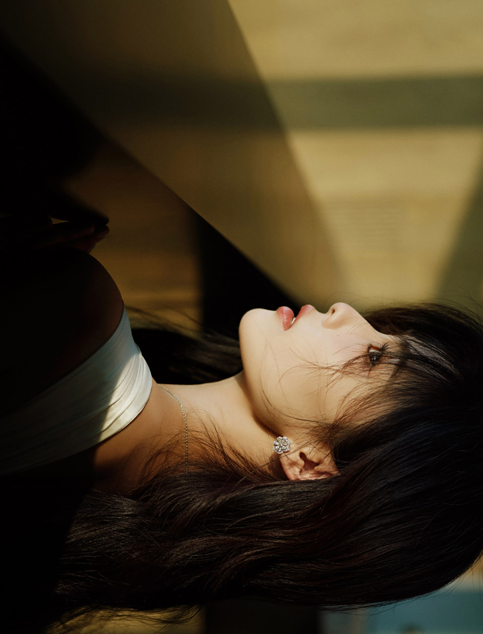 白鹿写真大片图集:初秋沐光,纯白意境,摇曳粲然辉芒,一袭白裙,宛如