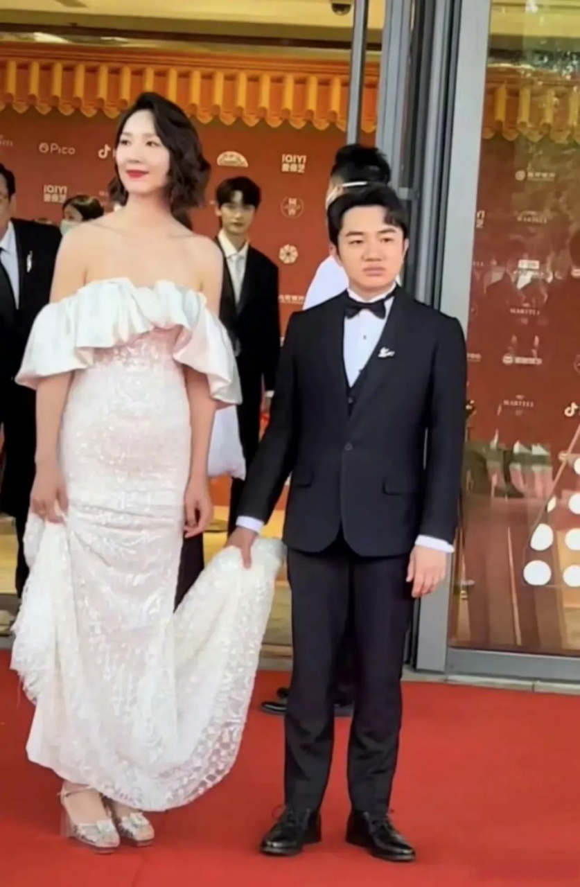 王祖蓝和妻子李亚男,真是最萌身高差