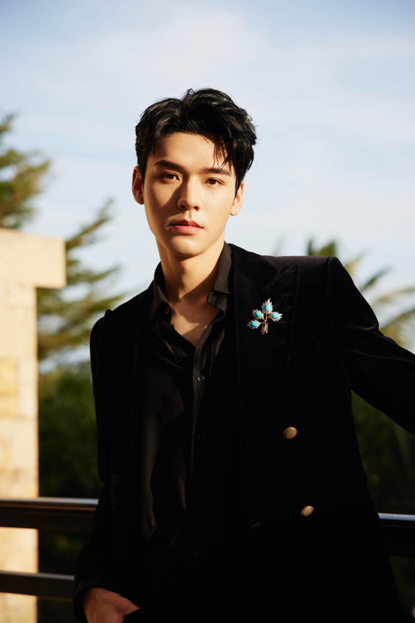 龚俊gq人物盛典造型图,怼脸拍完全不在怕的[作揖]